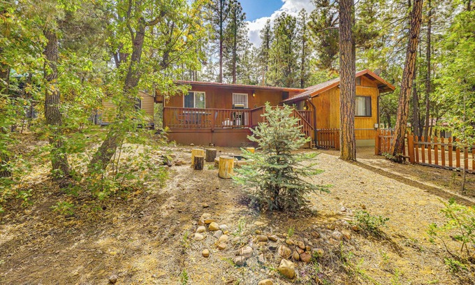 Pinetop-Lakeside Cottage | Charming Lakeside Retreat with Deck, 4 Miles to Rainbow Lake