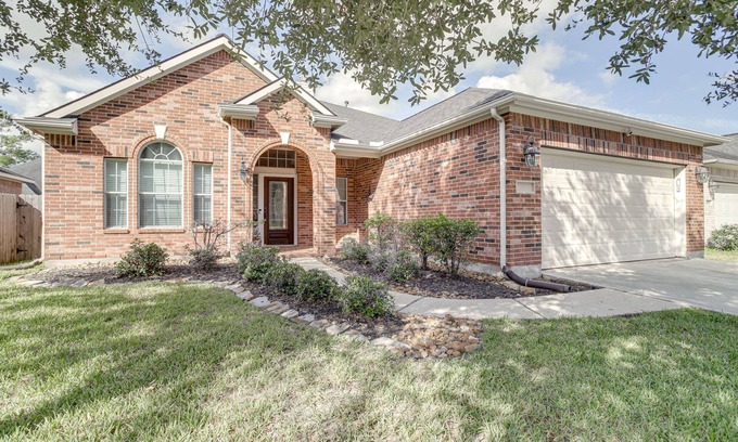 Spring House | Inviting Spring Vacation Home Near Six Flags with Pool & Spa