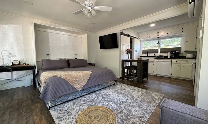Landon Branch Apartment | Cozy Studio Retreat 4 Miles from Downtown with Spa Amenities