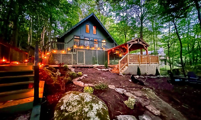 Charter Hills Cabin | Cozy Cabin Retreat: Pet-Friendly Getaway Near Slopes