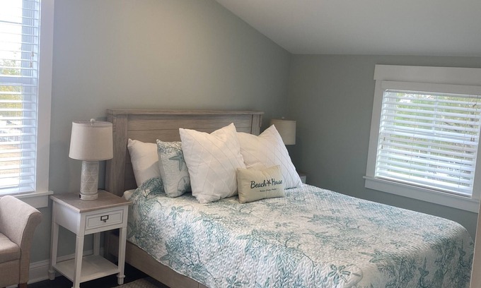 Emerald Isle Apartment | Steps from Emerald Isle Beach with Oceanfront Views