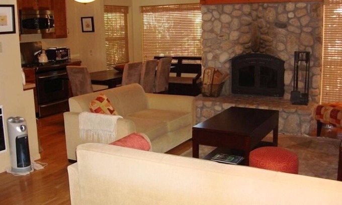 Mammoth Lakes Condo | Unmatched Ski Retreat: Steps to Canyon Lodge & Premium Amenities