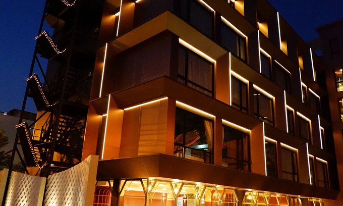 Ban Phan Thom Hotel | Explore 4 Monkeys Hotel: Family-Friendly with Hot Tub