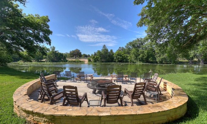 Center Point Cabin | Experience Nature at Honey's Nest: River Cabin for 6