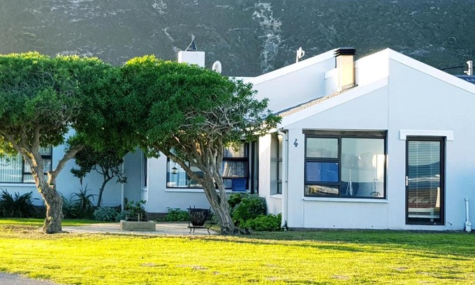 L'Agulhas House | Oceanfront 4 On Hoffman Seaview - Private Beach Retreat