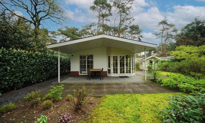 Beekbergen-Zuid House | Family-Friendly Chalet with 2 Bedrooms and Terrace