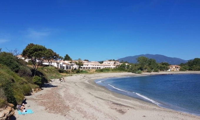 Bravone Apartment | Beachfront 4-Person Apartment with Ocean View & Pool