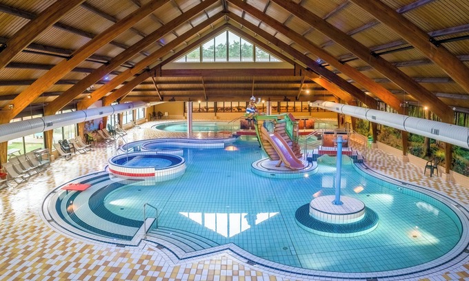 Eerbeek House | Cozy Bungalow at Landal Coldenhove with Pool & Breakfast
