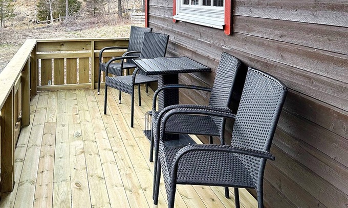 Olden House | Cozy Holiday Home for 4 in Beautiful Lysøysundet