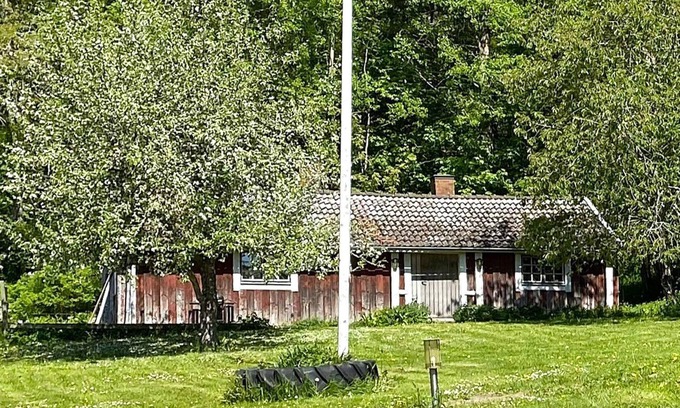 Aneby House | Cozy 4-Person Holiday Home in Anneby with Kitchen & Breakfast