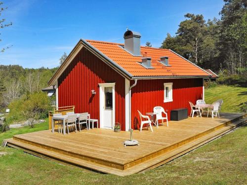 Orust Municipality House | Cozy Holiday Home for 4 in Hen N with Fireplace