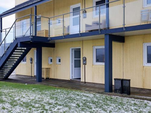 Nr. Lyngby Strand Apartment | Cozy 4-Person Holiday Home in Løkken with Pool Access