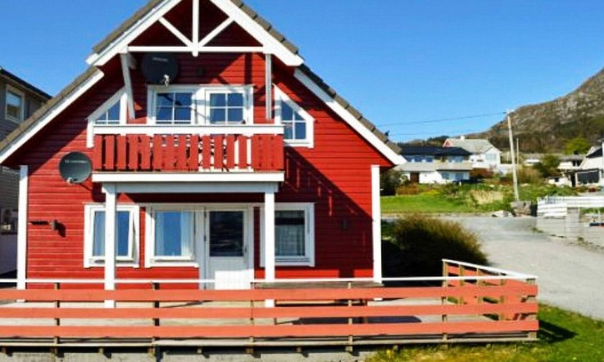 Vagsoy House | Cozy 4-Person Holiday Home with Oceanfront Views in MÅLØY