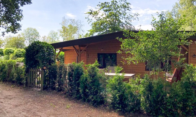 Reutum House | Cozy Woodhouse Bungalow with Jacuzzi & Lake View