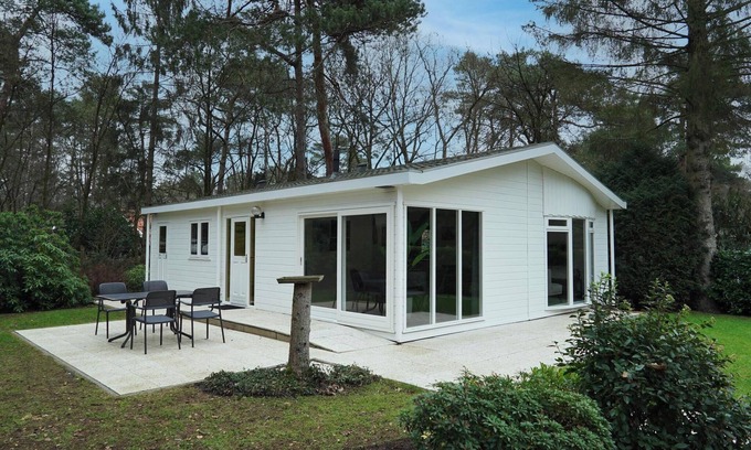 Beekbergen-Zuid House | Cozy 2-Bedroom Chalet with Terrace for Family Getaways