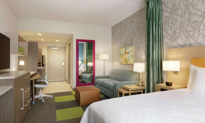 Williamsville Hotel | Pet-Friendly Retreat with Pool, Kitchen & Free Breakfast