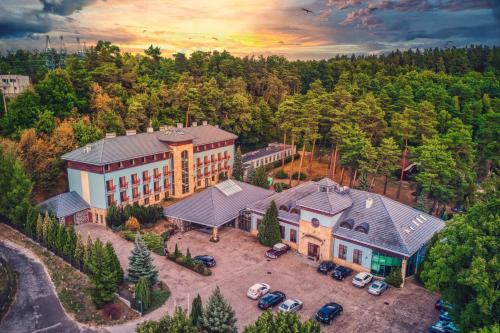 Kolbudy Resort | Experience Comfort at 4 Pory Roku with Pool & Dining