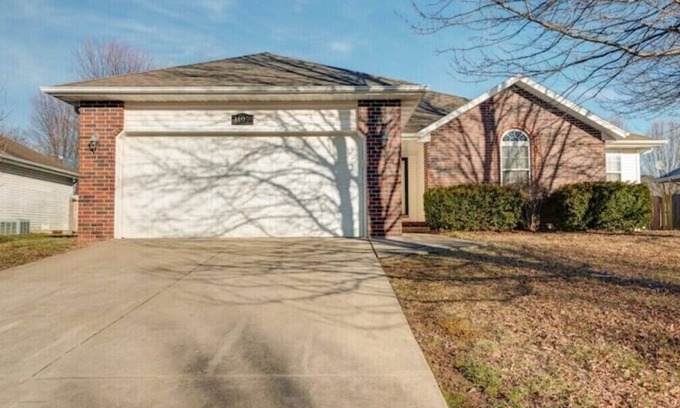 Ozark House | Ideal Stay with 4 Queen Beds Near Lamberts Cafe