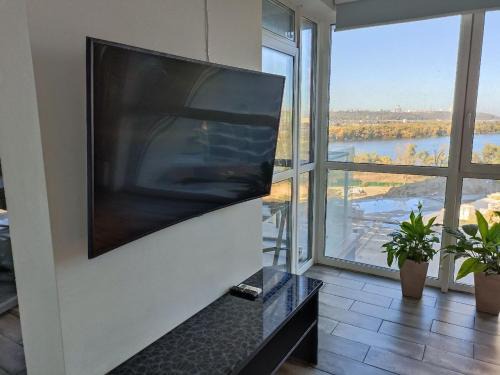 Pozniaky Apartment | Scenic 4-Room Apartment Overlooking the Dnieper River