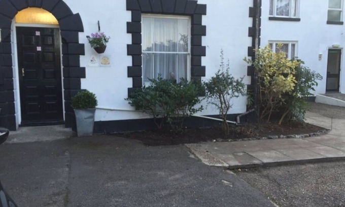Faversham House | Cozy Homestay with 4 Rooms and Kitchen Amenities