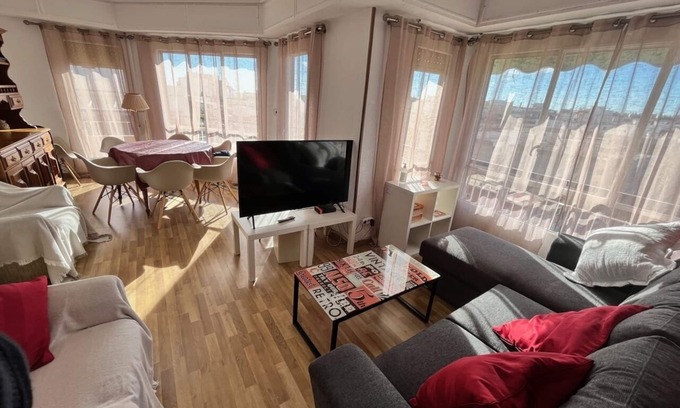 Alicante Apartment | Exceptional 4 Rooms + Seneca Center Apartment Awaits You