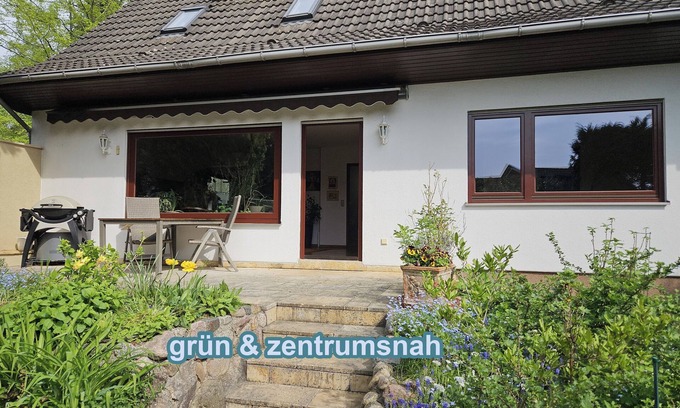 Mariendorf Apartment | 4-Star Alt-Mariendorf Apartment with Spa & Ocean Views