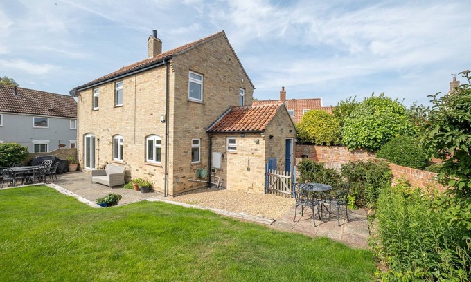 Thorpeness Apartment | Exceptional Sanctuary Cottage: Ideal for Family Getaways