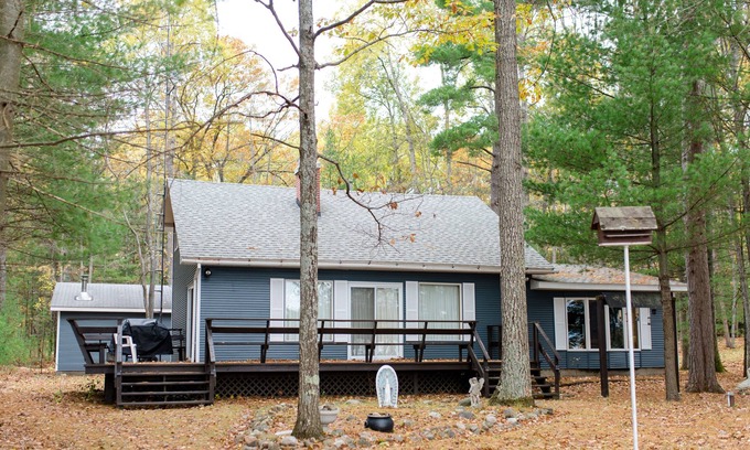 Hillman Cottage | 4 Seasons, Charming Lakefront Cottage on Ess Lake