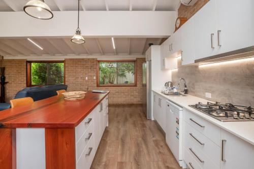 Port Macquarie House | Inviting Stay at 4 Shelly Beach Road with Breakfast Included