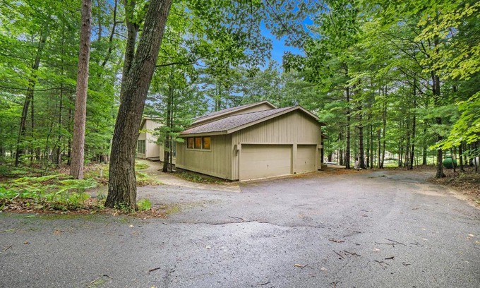 Maple City Apartment | Eco-Friendly Retreat at 4 Skippers Wood #3 with Hot Tub
