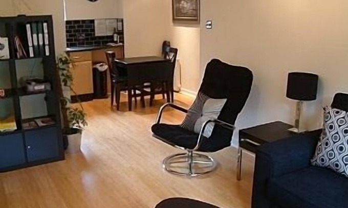 Shawlands Apartment | Elegant Boswell One-Bedroom Apartment with Pool and Wifi