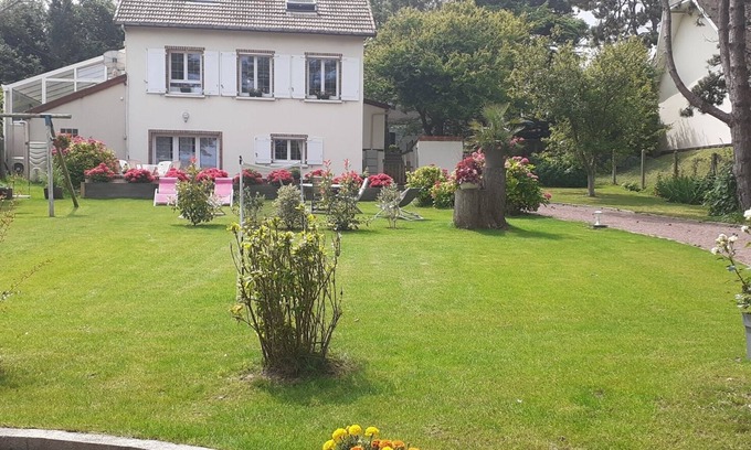 Ver-sur-Mer Cottage | Accessible Beachside Cottage with Pool and Ocean View