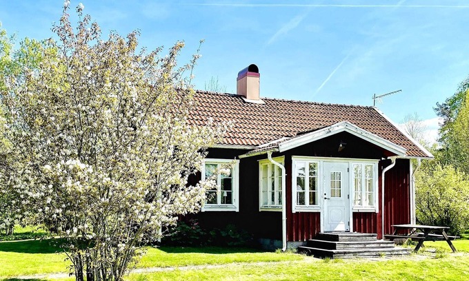 Sorbo House | Inviting 4-Star Holiday Home in Brålanda with Kitchen