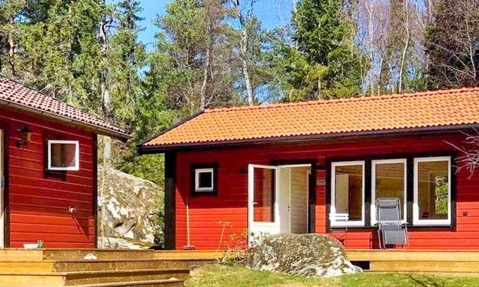 Vato House | Comfortable 4-Star Holiday Home in VäTö with Breakfast