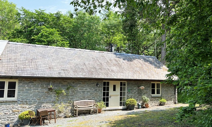 Tirabad Cottage | Experience Drovers Retreat: Pet-Friendly & Family-Oriented