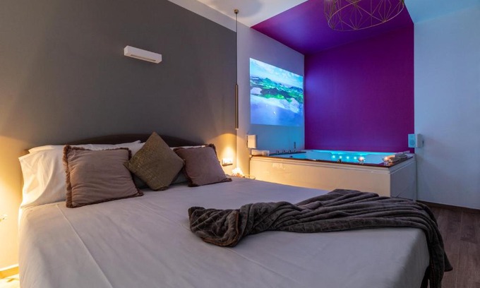 Santo Stefano House | Relaxing 4 Star Suite with Spa & Self Check-In Convenience