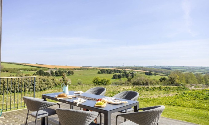 North Buckland Cottage | Relaxing Getaway at The Vista: Eco-Friendly with Pool