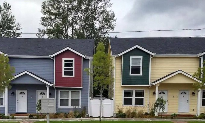 Renton House | Modern Townhomes with Smart TV & Kitchen Amenities