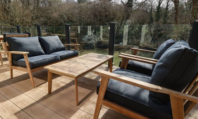 Looe Cottage | Relax at 4 Water's Edge: Pet-Friendly with Hot Tub Access