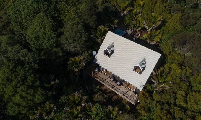 Onetangi Cottage | Relaxing Oceanfront Retreat with Spa Pool & 9.8 Rating