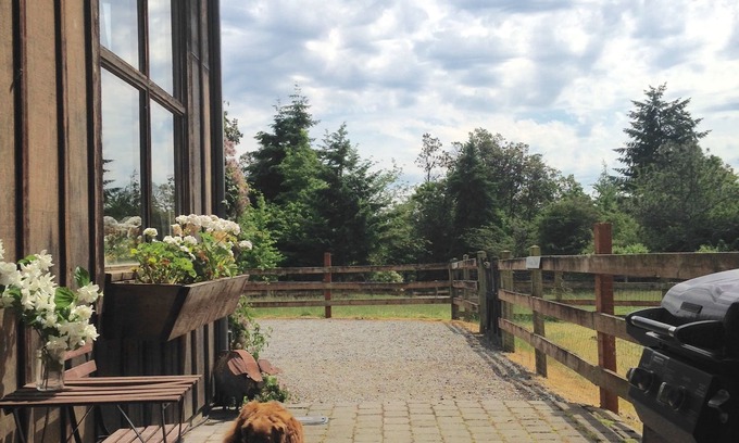 Vashon Island Apartment | Oceanfront Wildwood Studio with Beach Access & Pet Friendly