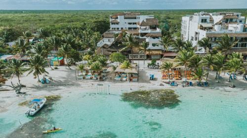 Mahahual Hotel | Relax at 40 Cañones: Beachfront Escape with Spa & Dining