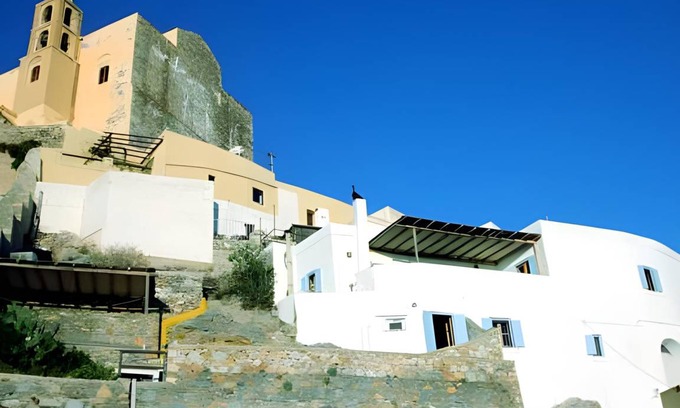 Ano Siros Bed & Breakfast | Relaxing Bed and Breakfast with Pool for 127 Guests
