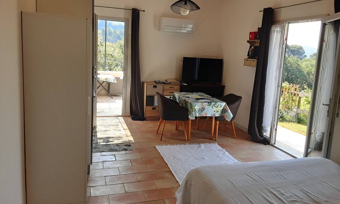 Vacqueyras House | Family-Friendly Lace Studio: Your Cozy Getaway Awaits