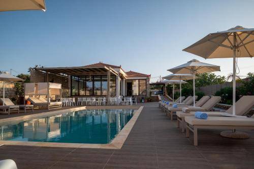 Elafonisos Hotel | Cozy 33 m² Hotel with Pool & Kitchen for 2 Guests
