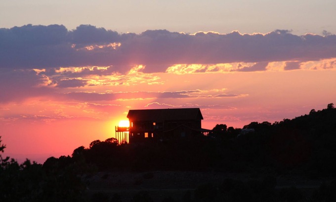 Spanish Valley Cabin | Enjoy a 25% Discount at Cedar Bend Lodge Cabin!
