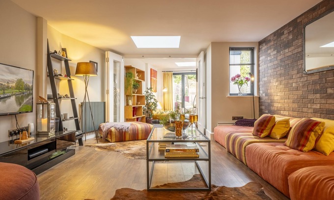 Cambridge House | Modern Elegance at 40 Parsonage: Central City Retreat