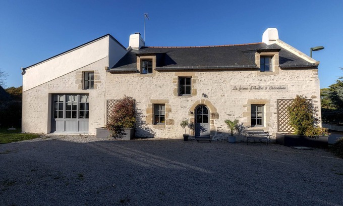 Sarzeau Cottage | Discover Coastal Bliss: Magnificent Longère Near Duer Beach