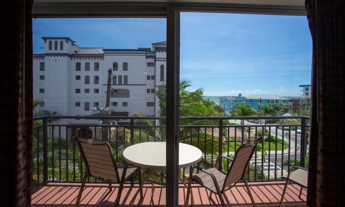 Madeira Beach House | Relax at Madeira Bay Resort with Pool & Hot Tub Amenities