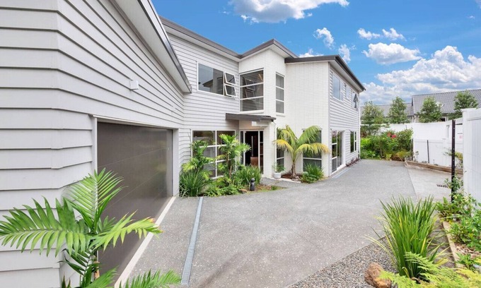 Royal Oak Apartment | Elegant Retreat with Breakfast in Leafy Epsom - 10/10 Rating